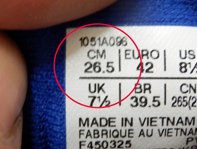 親指と足裏に違和感が出たランニングシューズのサイズ表記が26.5センチであることを確認している画像