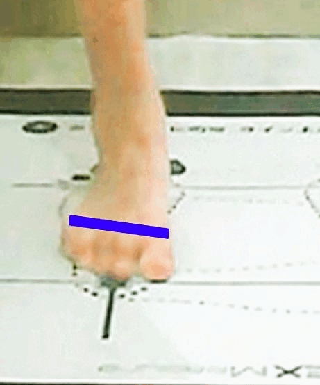 素足と五本指ソックスを着用した際の足の形の違いを示した画像
