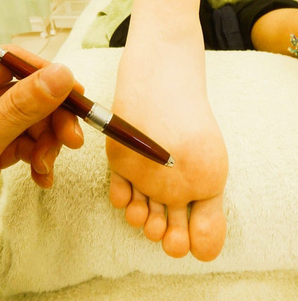 足裏の一定の場所に圧が集中する仕組みを説明する画像