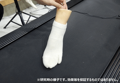 ラクちんソックスの特許構造(保有特許6・意匠9)。親指直角設計や指の長さ・小指の高さ比率により、横一列の5本指ソックス以上に自然に指が開く立体設計。薬指と小指の間のみを2枚の布で仕切り、第1〜4指をひとまとめにすることで、MP関節を回転軸とした独自のカム構造が発動。靴の屈曲時に生まれる縦の空洞を活かし、小指が機械的に下方向(縦)へ動いて接地を感知する。これにより着地直後に外側縦アーチを支える立方骨のロック機構(ミッドターサル・ロッキング)が完璧なタイミングで機能する。パッドに厚みはなく、生地の部分的な伸縮性と方向性により小指側から親指側へ自然な荷重誘導を起こし、サイズ不一致でも着用者の足にフィット。素足の理想論ではなく、パンプスや安全靴など様々なシューズや実用環境下での骨格運動・筋活動データに基づいた足部工学理論(Footwear System)の設計である
その中で見えてきたのは、
足の安定には、筋力だけでなく、
小指側の支点と外側アーチの働きが深く関わっているということでした。
一般的な靴下でも、五本指ソックスでもない。
足が本来持っている構造運動を引き出すために必要だったのは、
“小指だけを分ける”という形でした。
まぼろし工房が作ったもの。
それは、足を包むための靴下ではありません。
靴下を履いたときに、足そのものが働き出す構造。
つまり、
靴下ではなく、靴下を履いた“足”です。ただし、これらは研究時の観察結果であり、すべての人に同じ効果を保証するものではありません。