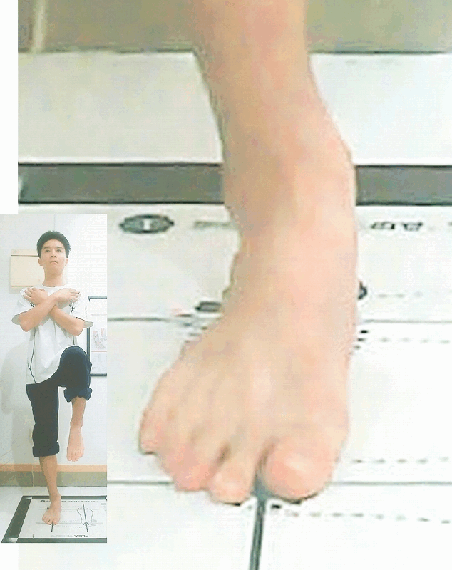 安定した足のヒールリフトで、踵がまっすぐ上がり、足指が前へ伸びず床を捉えている状態