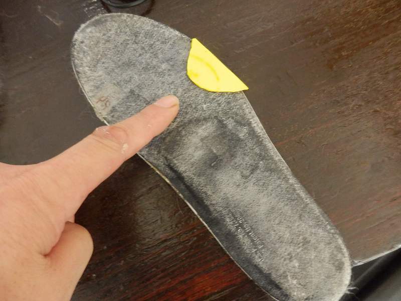 アーチを支える高さと身体を中央へ戻す返しを組み合わせてインソール全体のバランスを整える画像