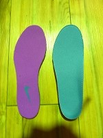 同じ26cmであるナイキとアシックスのインソールを並べ、足を収める形と中心線の違いを比較した画像
