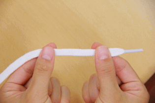 シューレースが足とシューズの動きに合わせて伸び縮みする様子を示した画像