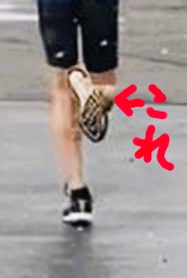 ランニング中に後方へ跳ね上げた足のつま先が外側を向いている様子。片足支持時の身体の傾きとの関係を確認するための画像