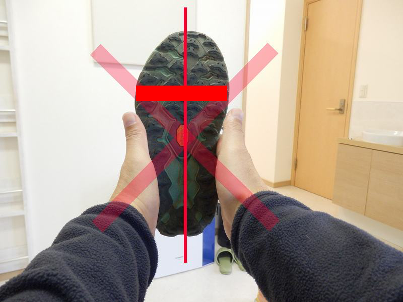 カーブラストのシューズを見た目の正面から測り、本来の横幅とは異なる位置を示した画像