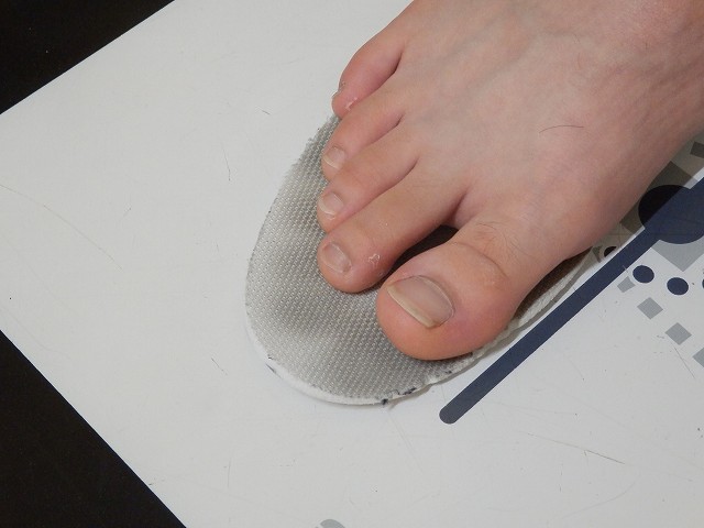 足に対して大きすぎるインソールへ踵を合わせたときの、つま先部分の余りを示した画像