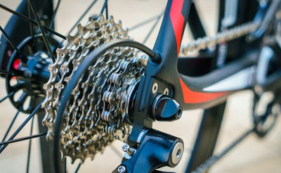ランニングシューズによって変わる歩幅を自転車のギア比に例え、小さい歩幅と大きい歩幅の特徴を説明した画像