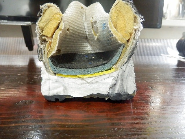 シューズ内部の凹凸とインソール下面の形を合わせて確認する必要性を示した画像