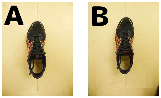 床の基準線とシューズの靴底側の中心線を重ね、シューズ本来の向きを確認した画像