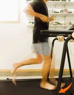 時速10kmで走行したときに、前方へ運ばれた足が少し後方へ戻りながら前方で接地する様子を示した画像