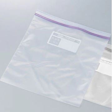 厚手の袋へ氷を入れて、アイシング用の氷袋を作っている様子