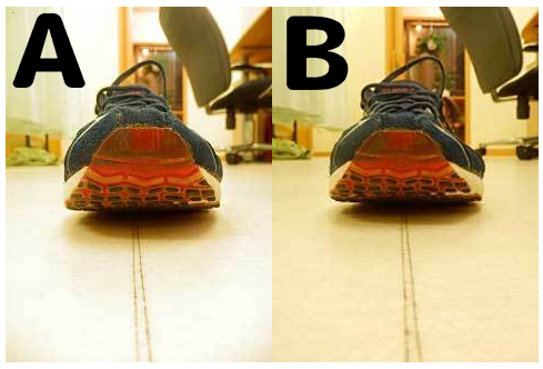床の直線に対して、見た目の中心を合わせたAと、靴底の中心を合わせたBの違いを示した図