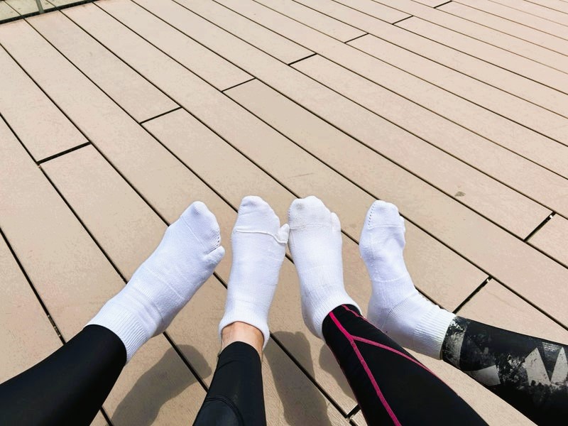 足に直接ふれているランニングソックスを確認する画像