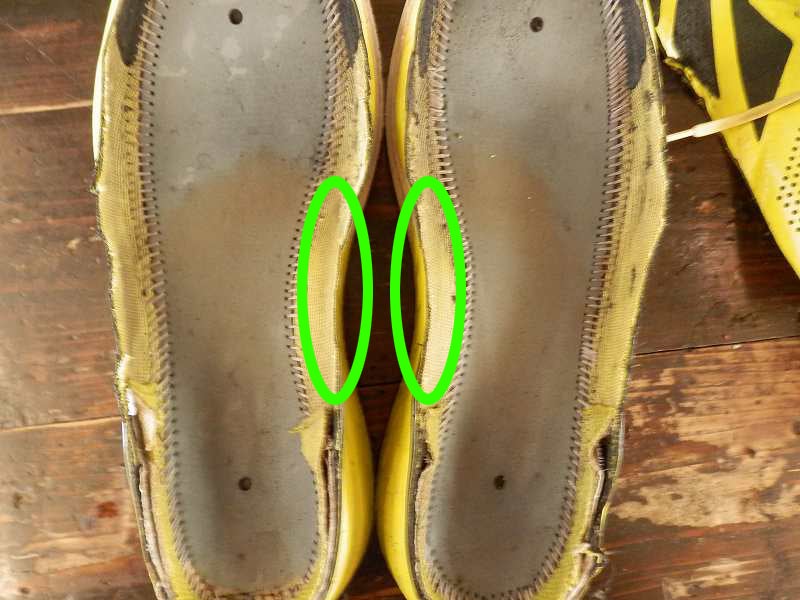 ランニングシューズ内側のアーチサポートを指で触り、立ち上がりの形を確認する場所を示した画像