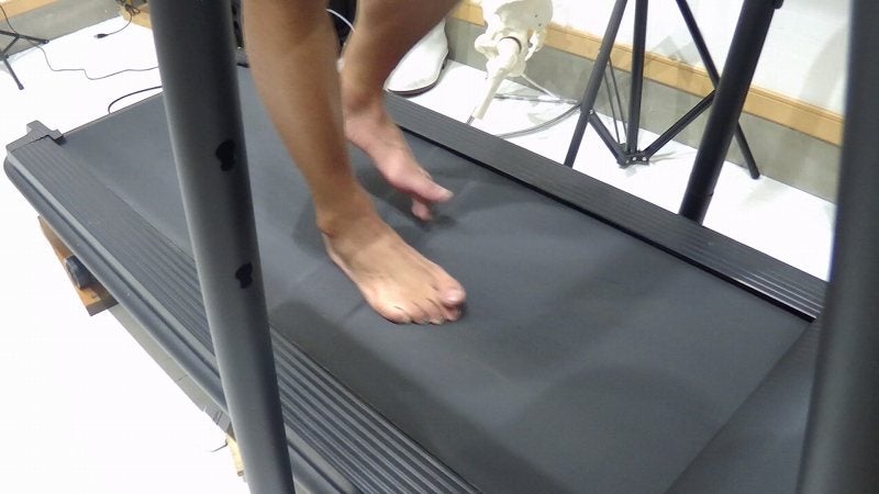 つま先を内側へ向け、足部を内反させたときの足首と足の位置を示した画像