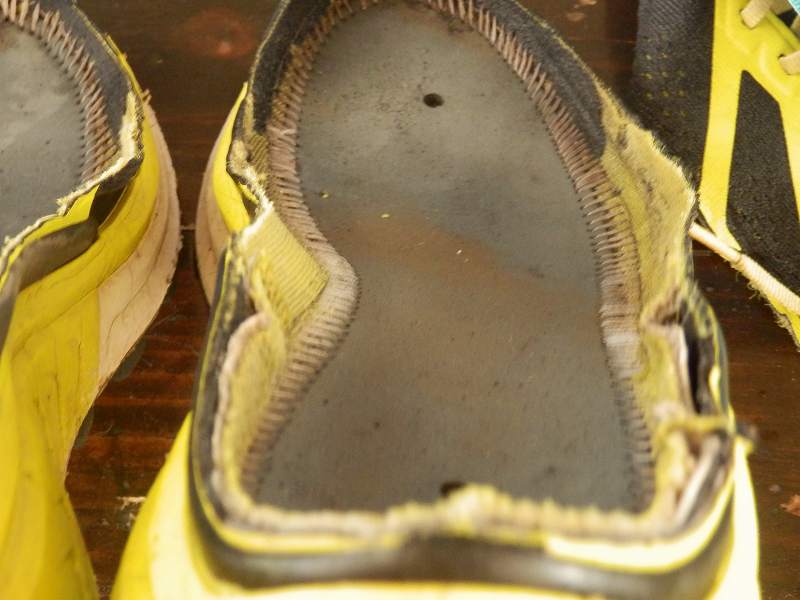 ランニングシューズの内側フレームを足が踏んでいる位置を確認する画像