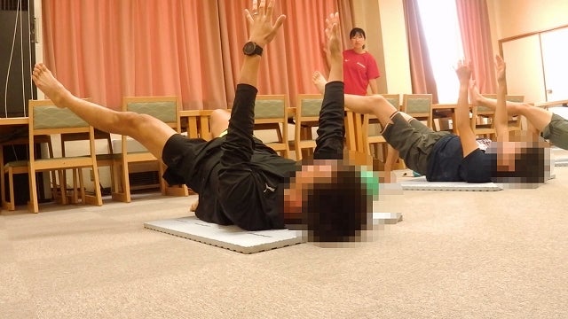 レースや高強度練習の翌日に、走行負荷を抑えて回復を優先した練習を行っている様子