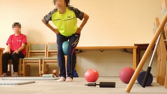 ランニング再開前に片足立ちで身体のアライメントと足元の安定を確認している様子